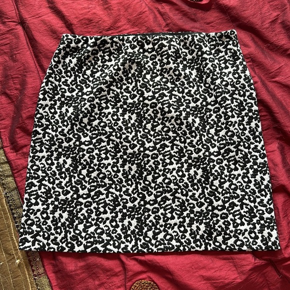 Express Dresses & Skirts - EXPRESS MINI SKIRT ANIMAL PRINT ELASTIC WAIST BLACK/WHITE STRETCH SZ MED